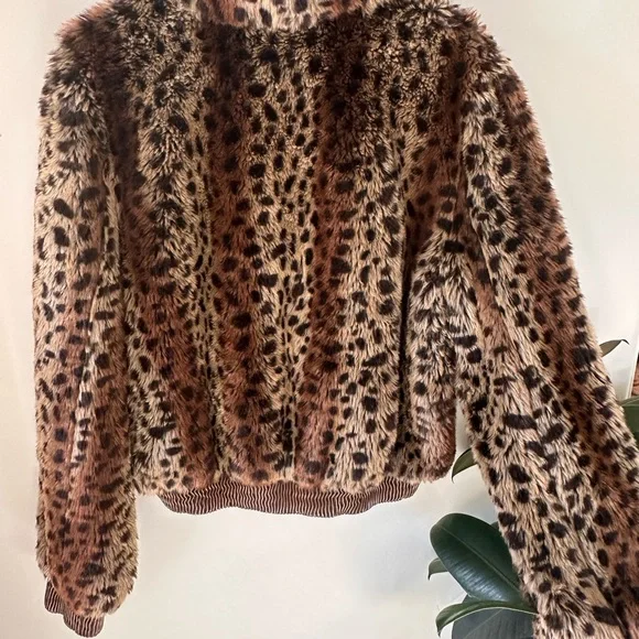 ASTR The Label Women’s Leopard Print Remy Faux Fur Coat Sexy Zip Up Rivbed Cuffs - Picture 3 of 7